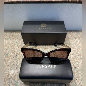 Brown with gold cat eyes  sunglasses🤎💛